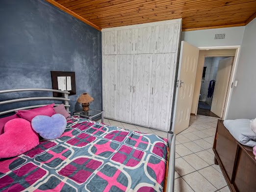 5 Bedroom Property for Sale in Langenhovenpark Free State